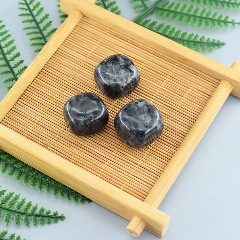 ApyrankėNatūralusLabradoritas