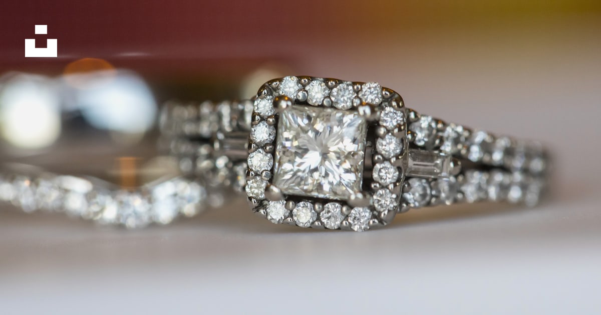 Gifts for women: jewelry that looks expensive