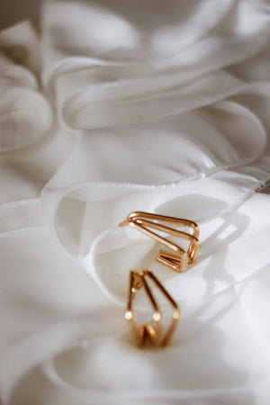 Minimalist earrings for everyday: 5 styling ideas