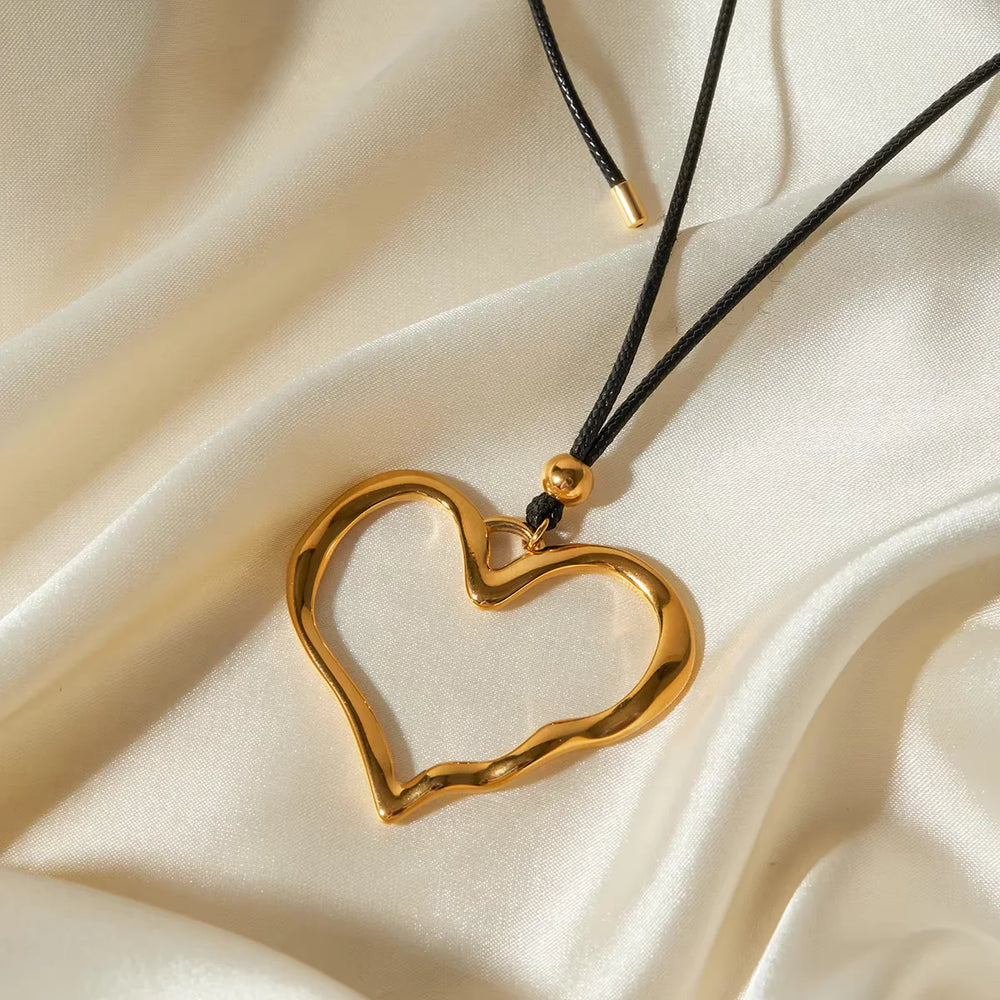 Amara pendant